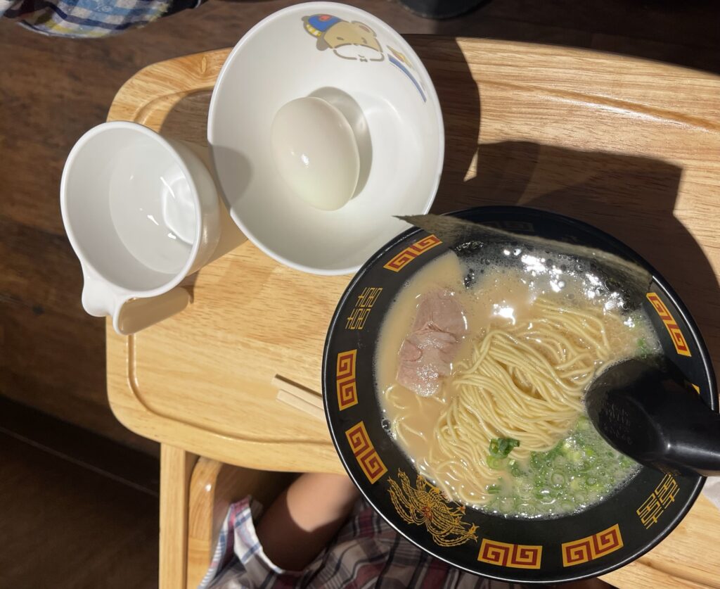 一蘭のお子様ラーメンは専用のどんぶりで半分の量を提供